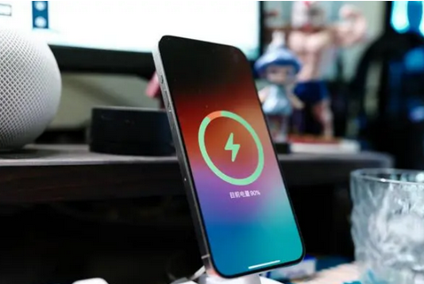 张家港苹果15换屏服务分享用什么充电器给iPhone15充电更好 